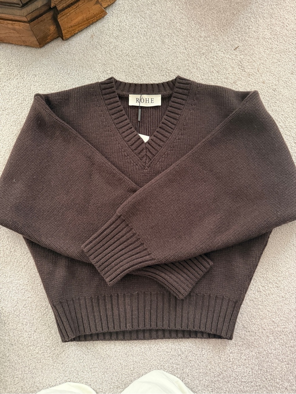 RÒHE Sculptural Compact V-Neck